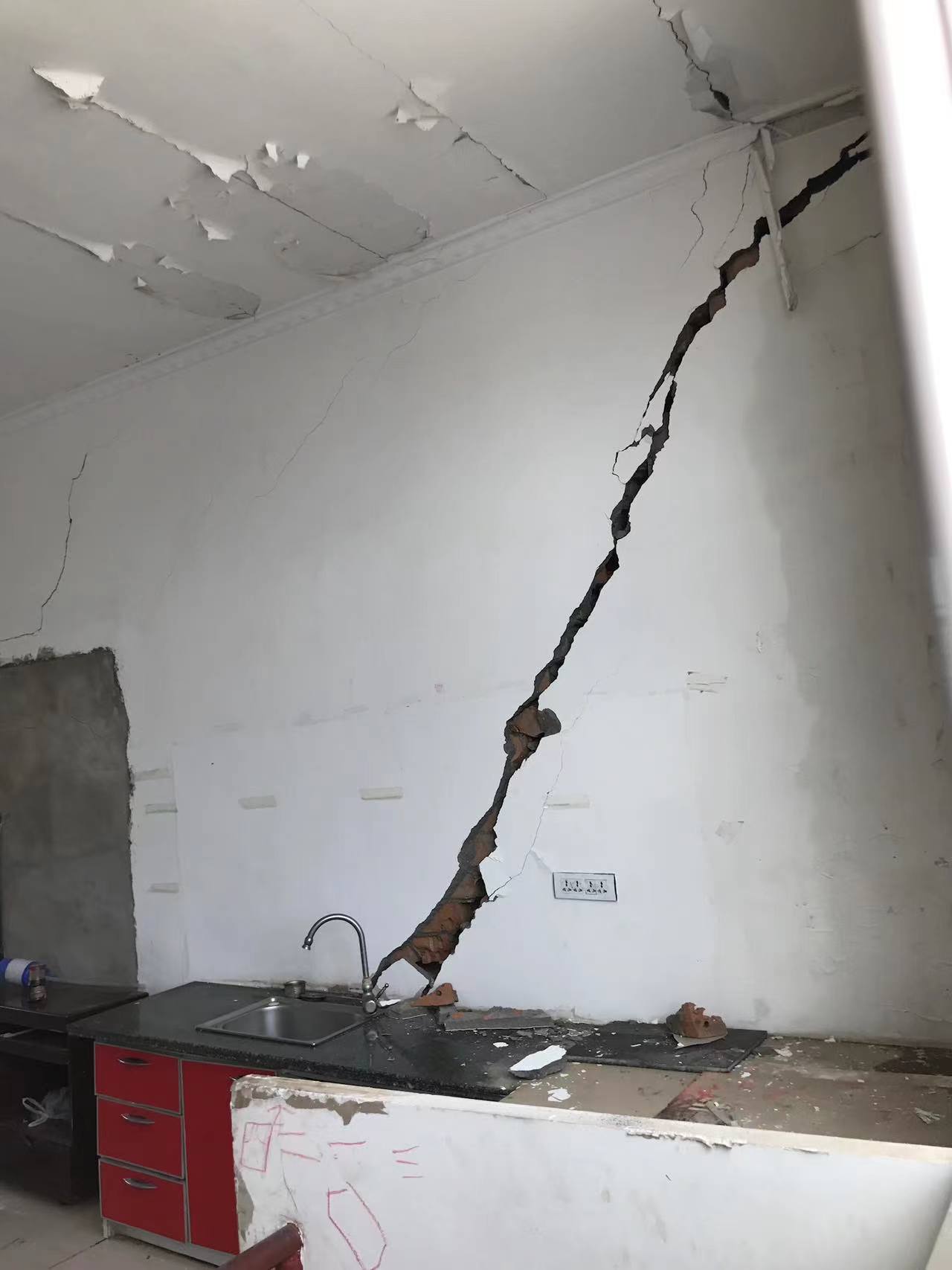 另一业主刘先生所持有的商铺也出现了墙体开裂等问题.