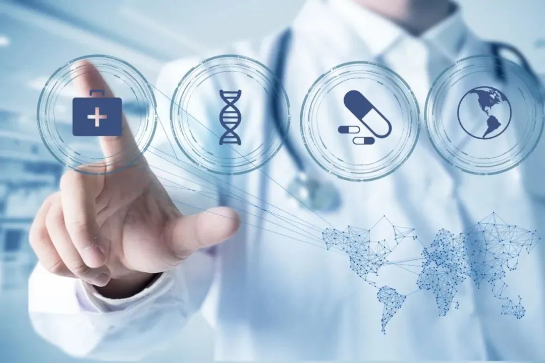 美女穿肚兜倡議解放乳房