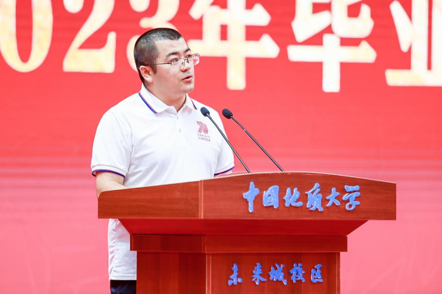 校友代表欧阳永棚发言.中国地质大学(武汉)供图