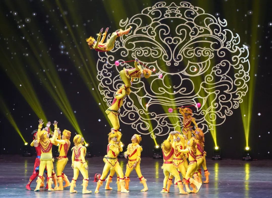 这是河北吴桥杂技团表演的杂技《凌云狮秀——流星》 新华社记者陈晔