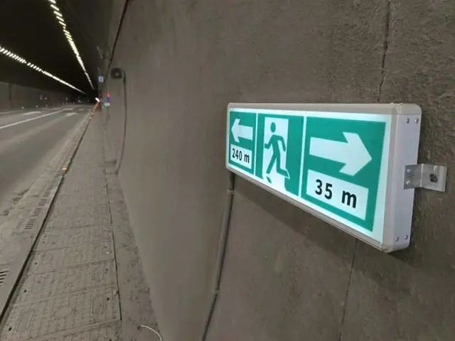 指示带是什么意思上海一隧道内应急疏散指示标有问题？记者拨打服务监督电话后遭怼_https://www.jmylbn.com_新闻资讯_第11张