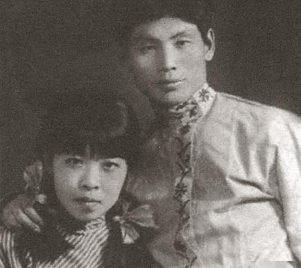 萧军和萧红1985年6月15日上午,萧军(中)参观汉寿县林业科学研究所,左