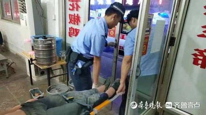 饮酒一定要适量！济南一饭店内醉酒男子昏睡在地上，民警及时送医|民警|醉酒男子|济南市_新浪新闻