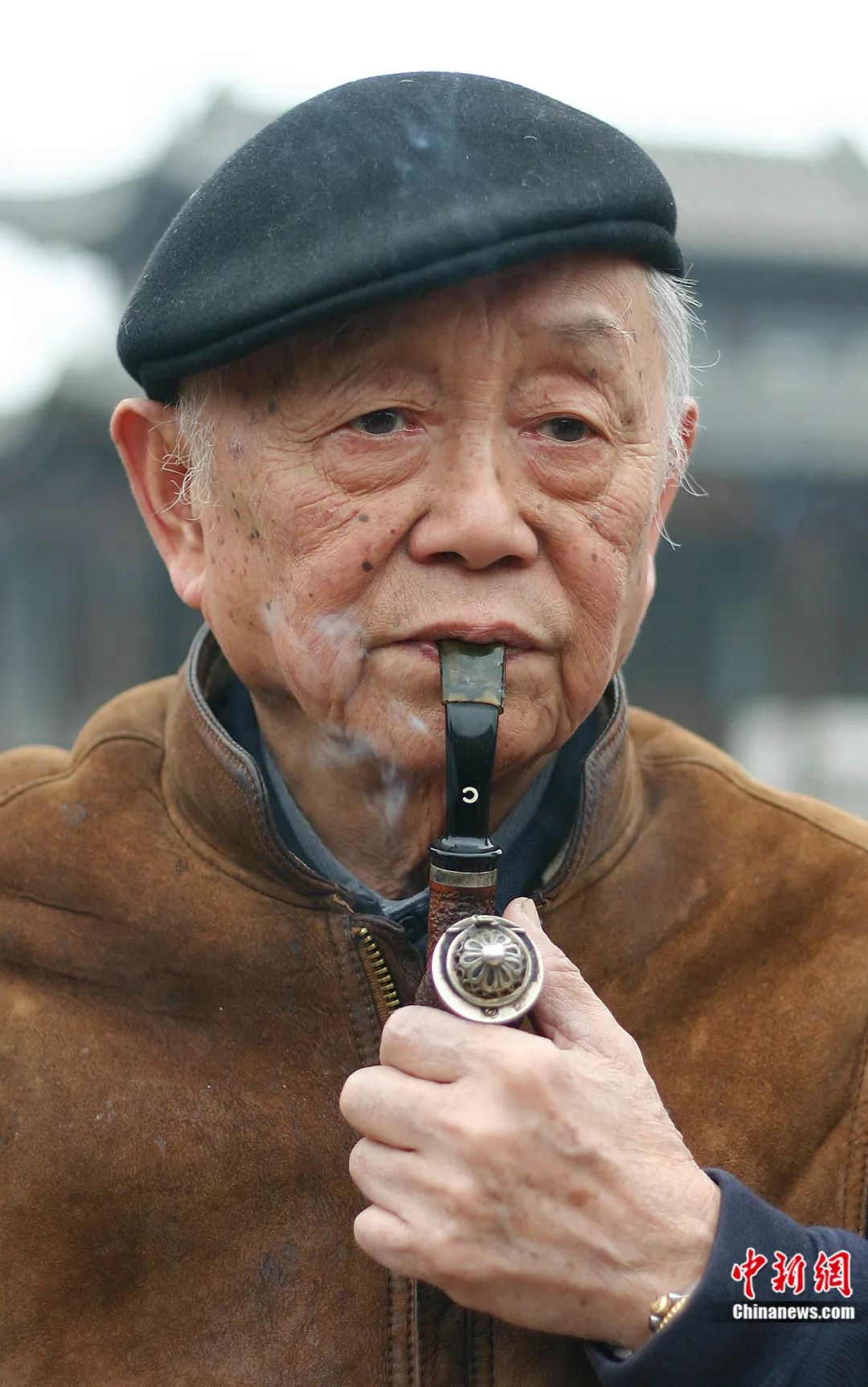 嘴里叼着大烟斗,头戴贝雷帽的黄永玉.郭海鹏 摄