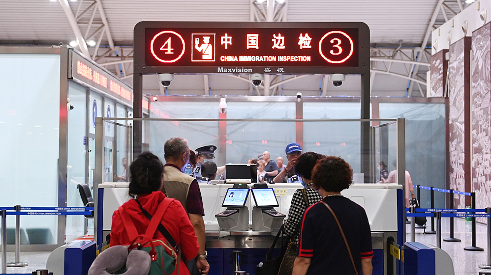 长春龙嘉国际机场,旅客在办理出境手续.人民视觉 资料图