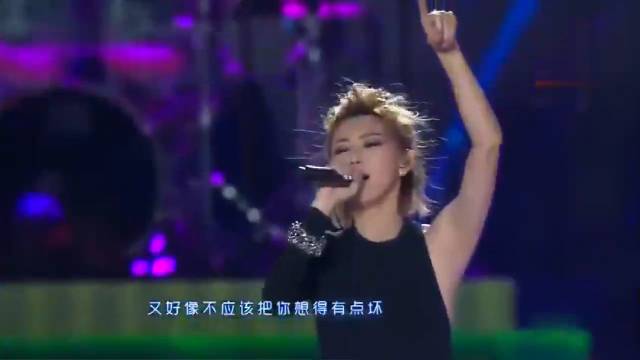 孙燕姿现场热唱《第一天》,欢快节奏让人轻松愉快!|孙燕姿|第一天_新浪新闻