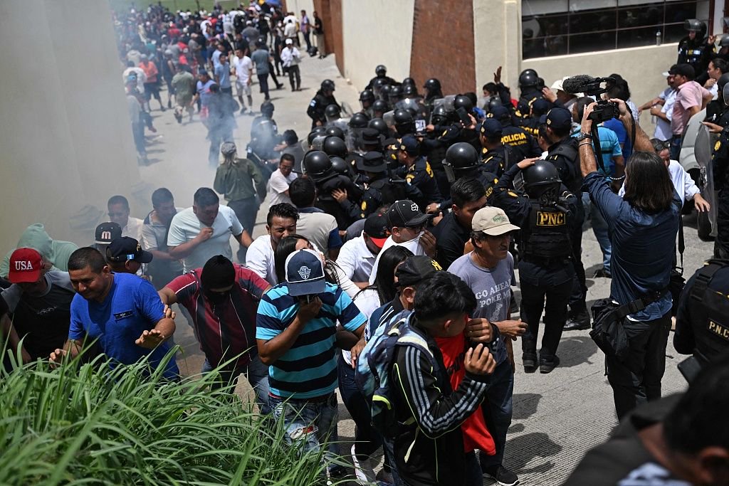 当地时间2023年6月25日,危地马拉圣何塞德尔戈夫,警察在一个投票站外