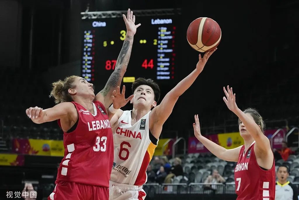 杨舒予(中)在比赛中突破.