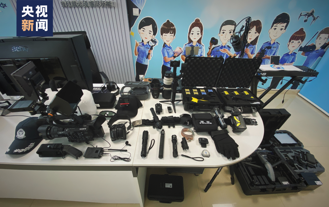 "阿特"工作室不仅有拍摄器材,更多的是警用装备,一旦有抓捕任务,闻警