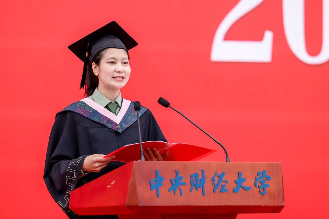 本科毕业生代表周晓妮同学发言