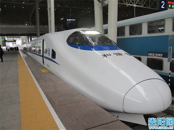 筑渝精品动车d8572次车体,由"和谐号"crh2a担当运营列车