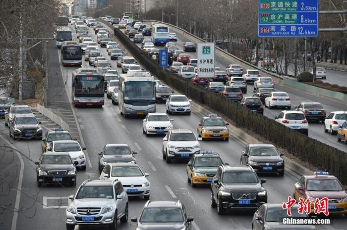 资料图:北京东三环长虹桥上车流如梭.