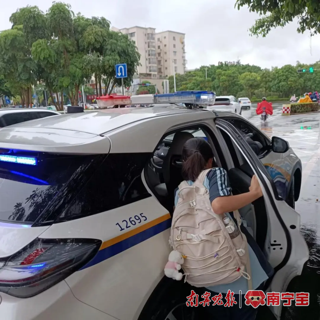 考生顺利坐上交警警车,由交警警车接力将考生送至考点