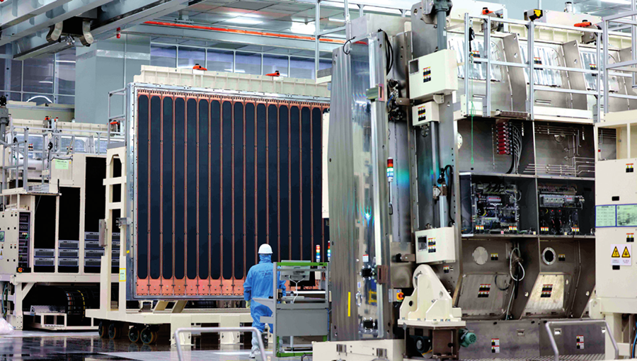 工作人员在位于合肥市新站高新区的合肥京东方显示技术有限公司10.