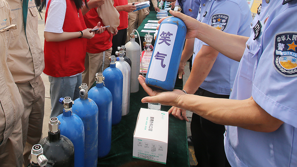 2023年6月21日,江苏省连云港市,民警讲解笑气对人体的危害.