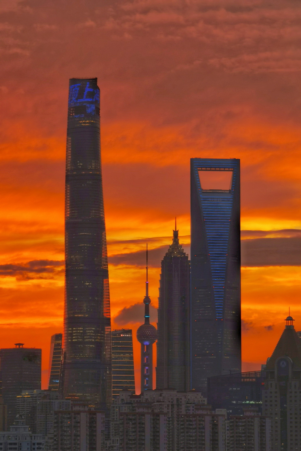 6月26日,火烧云映衬下的陆家嘴四件套.张殿文/ipshanghai 图