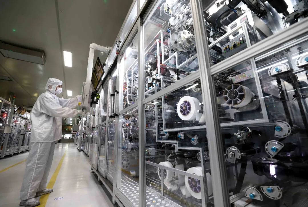 在合肥国轩电池有限公司的动力电池生产车间,技术人员在锂电池生产线