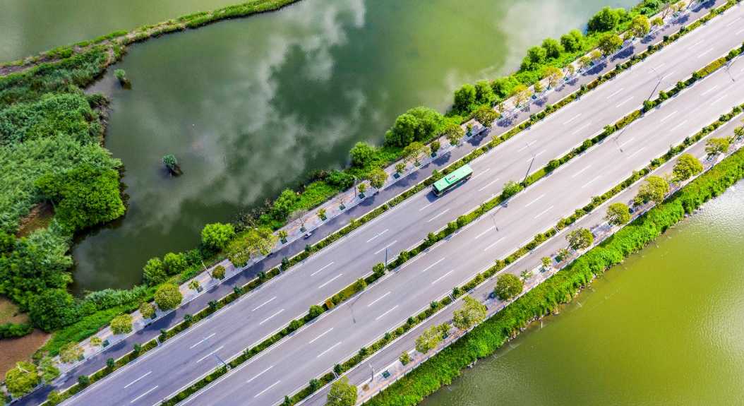 6月26日,在安徽省淮北市杜集区航拍的一条乡村公路,宛若穿梭在白云中.