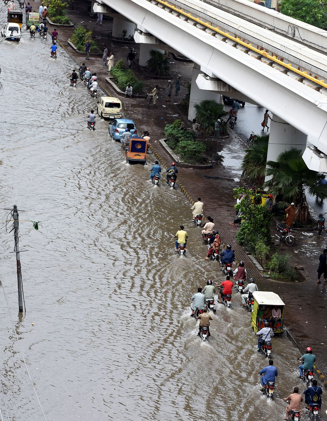 2023年6月26日,巴基斯坦东部旁遮普省拉合尔,暴雨过后,洪水淹没的街道