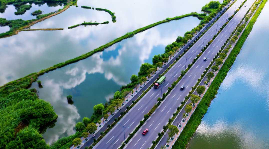 6月26日,在安徽省淮北市杜集区航拍的一条乡村公路,宛若穿梭在白云中.