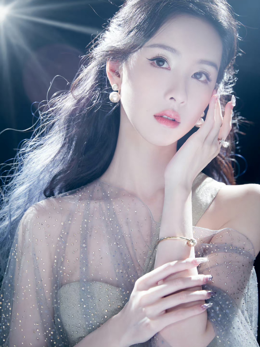 陈都灵今天的造型真的可以诶,好美|发尾|蓝色_新浪新闻