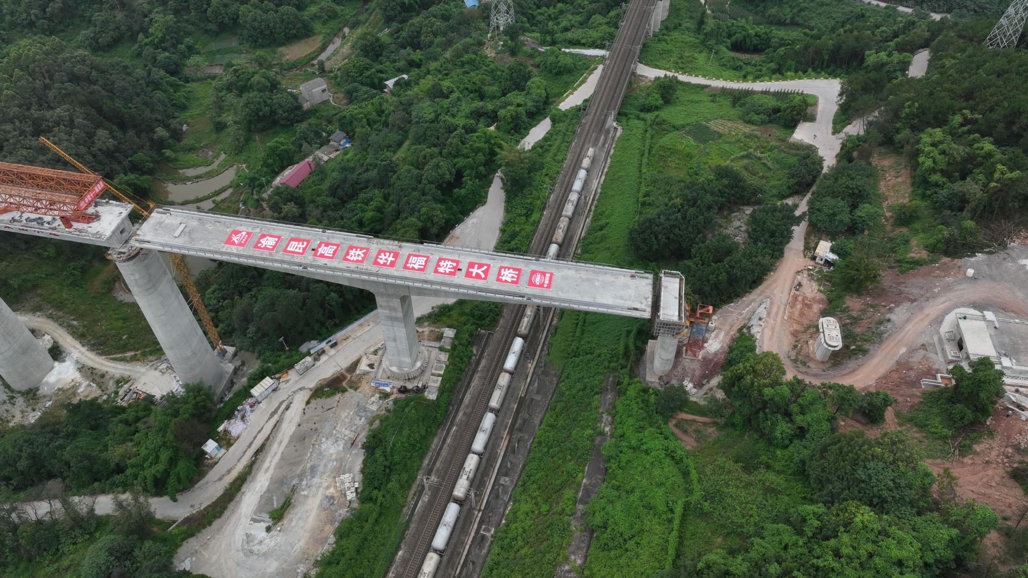 转体成功的华福特大桥连续梁.受访者供图