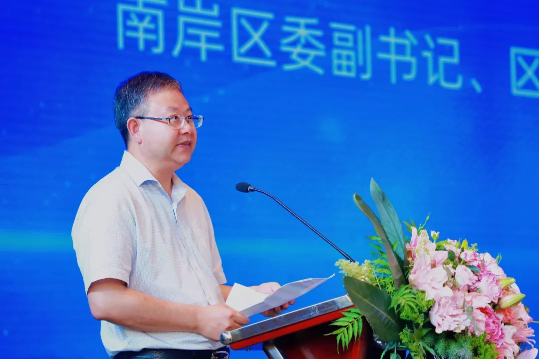 南岸区委副书记,区长,重庆经开区党工委副书记王茂春致辞.