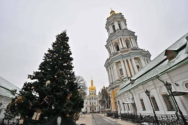 当地时间2023年1月6日，东正教圣诞节前夕，乌克兰基辅一棵圣诞树。图源：视觉中国