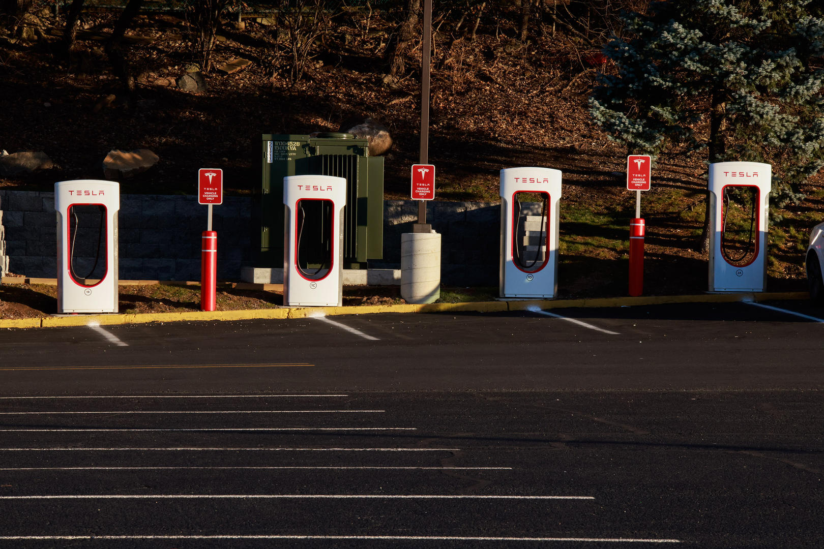 当地时间2023年2月18日,美国新泽西州,一处空的特斯拉充电站.