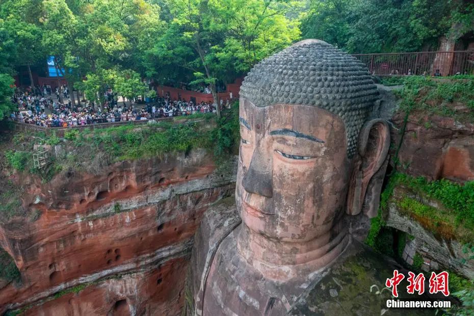资料图:乐山大佛游客们有序观大佛