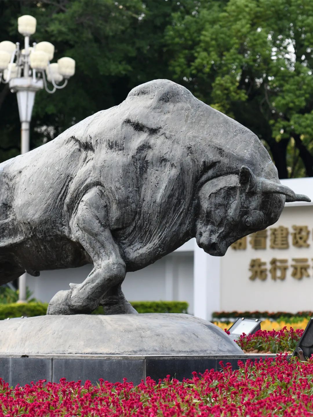 深圳深南大道的"拓荒牛"雕像.来源:新华社
