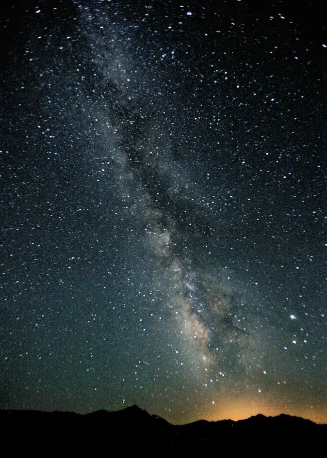 图1:夜空中瞩目的银河