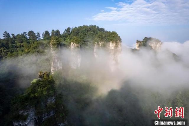 世界自然遗产——施秉县云台山云雾缭绕,美不胜收. 磨桂宾 摄