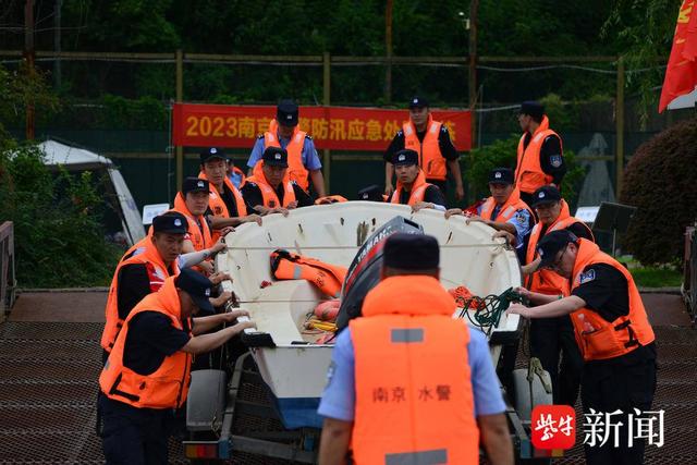 图为南京水警进行防汛演练