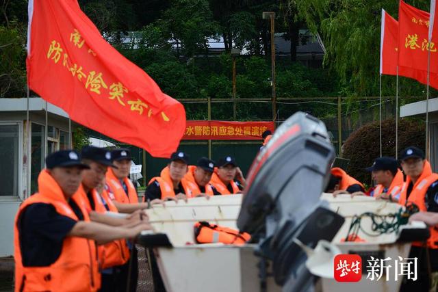 图为南京水警进行防汛演练