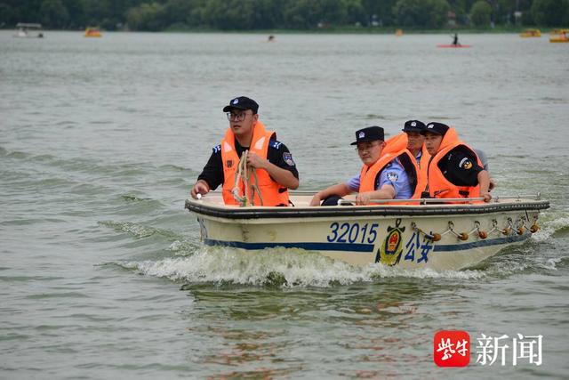图为南京水警进行防汛演练