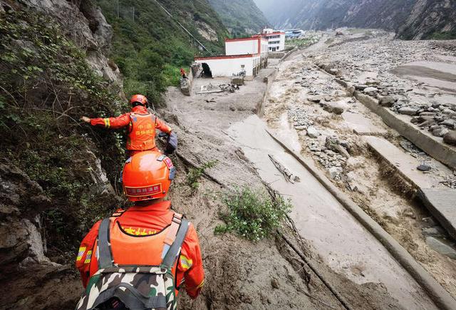 6月27日凌晨,受短时强降雨影响,四川省汶川县绵虒镇板子沟,威州镇新桥