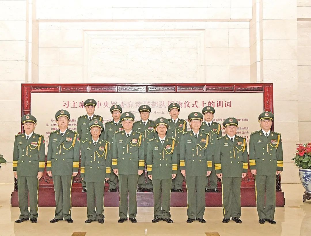 图为武警部队领导与晋升少将警衔的警官合影.安晓惠摄&nbsp;&nbsp