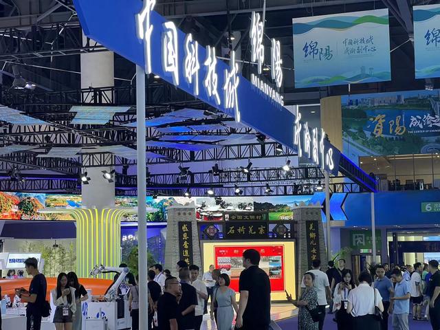 中国西部后劲很足第十九届西博会成都开幕