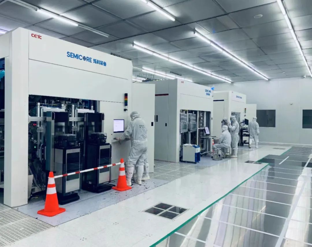 研发人员正在调试离子注入机.中国电科供图