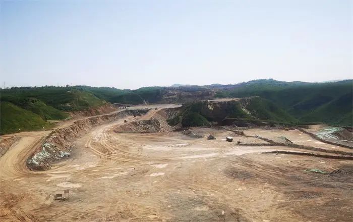 图为在阳泉冀东水泥的矿场,一辆辆无人驾驶的机械车辆穿梭其中。侯津刚摄