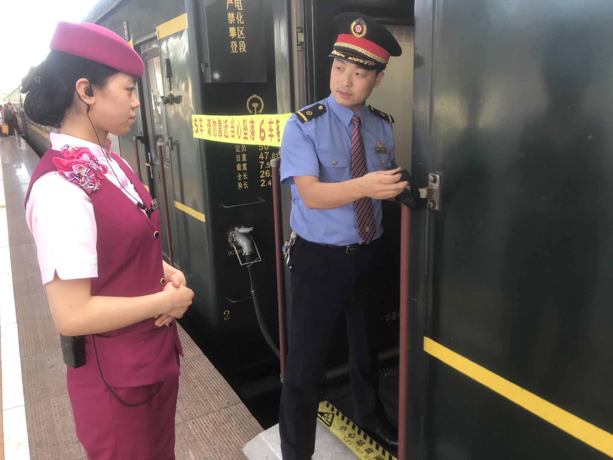 安全生产月期间,福州客运段铁路工作人员为绿皮火车车门加装"保险带".