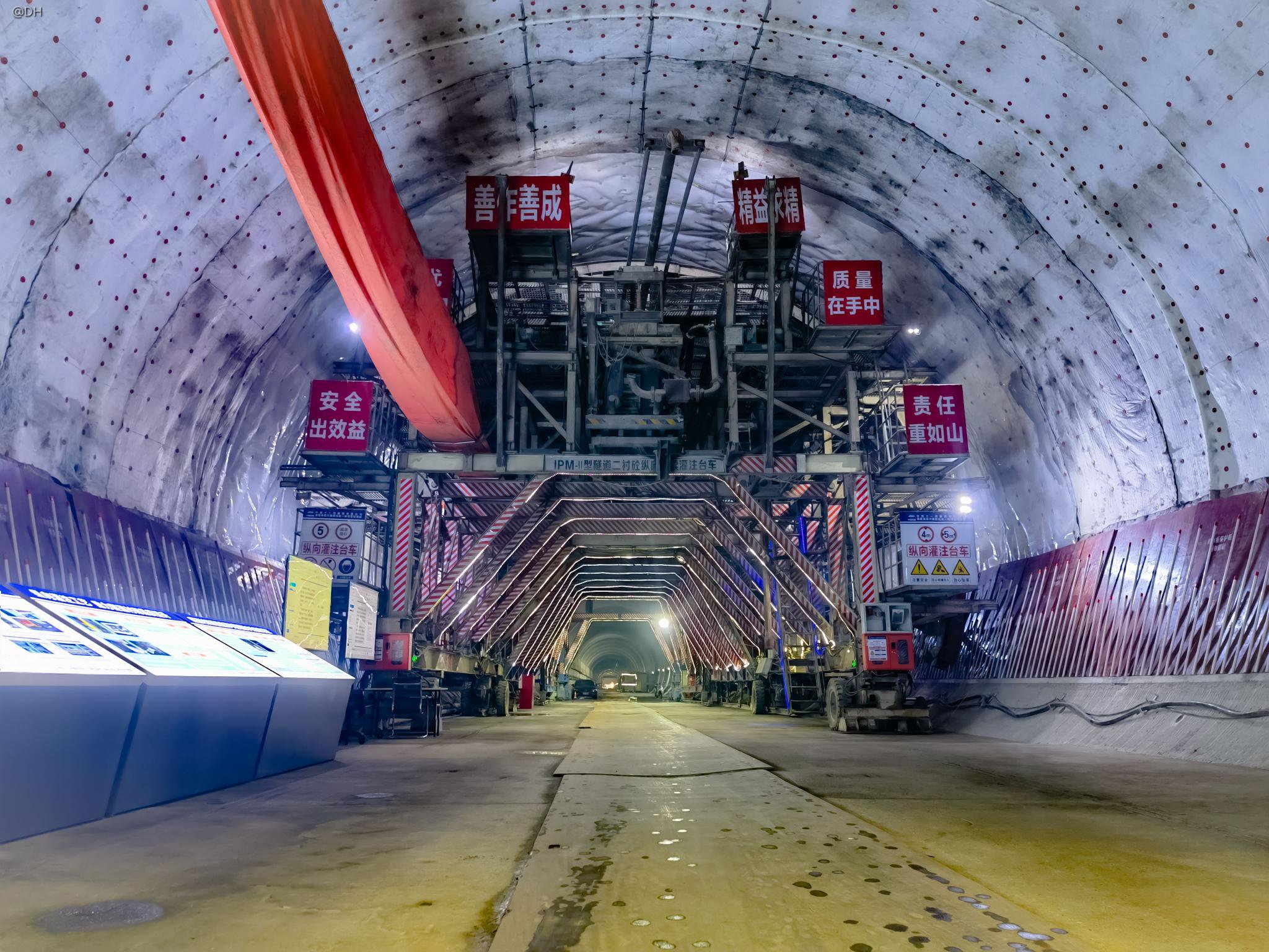 试点全自动机械化作业 渝昆高铁川渝段最后一个隧道贯通