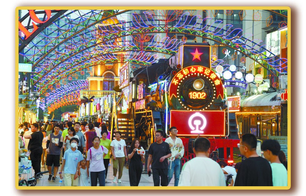 图为位于裕华区的火车头步行街.