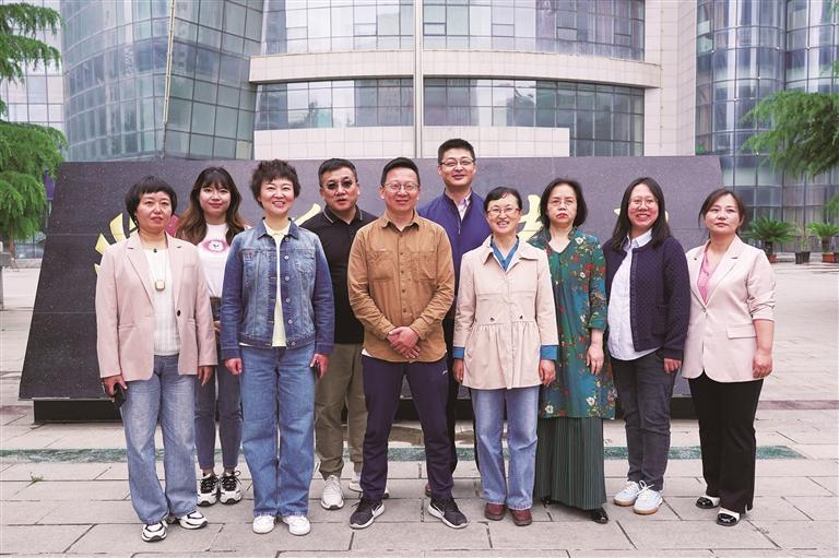 文化副刊部:诗意和力量同在