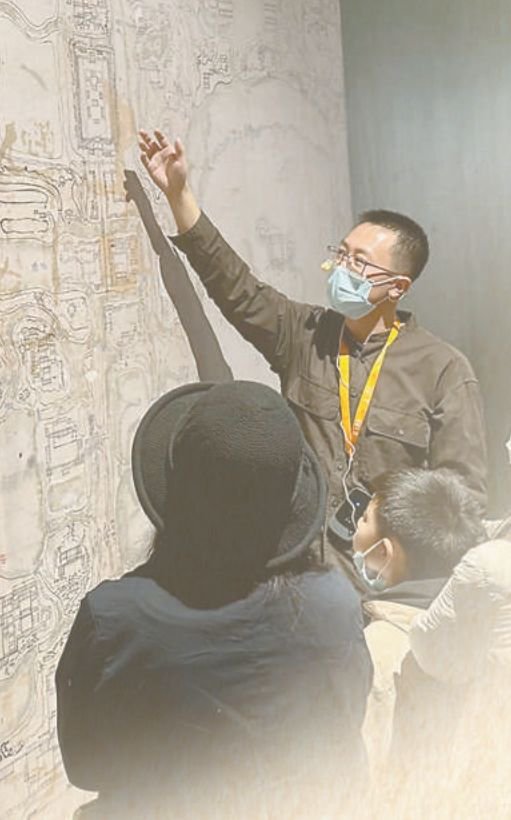 朱强在颐和园为观众讲解展览