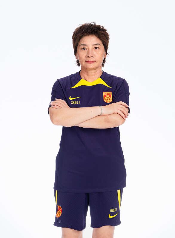 2023年5月,中国队主教练水庆霞为女足世界杯拍摄官方写真.