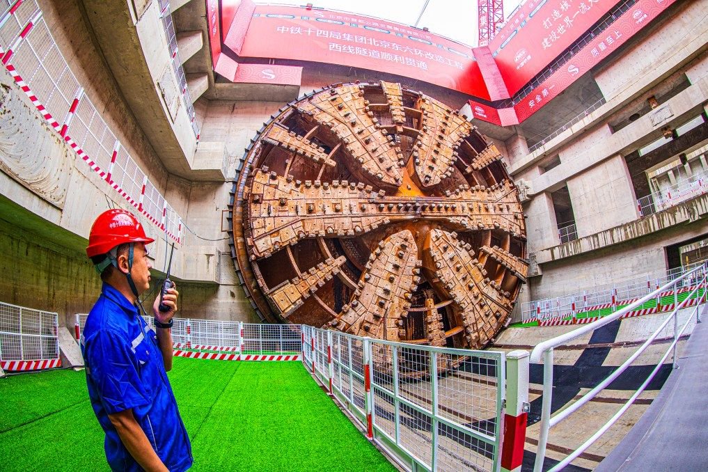 "京华号"顶推到位,东六环改造工程西线隧道顺利贯通.记者 常鸣/摄