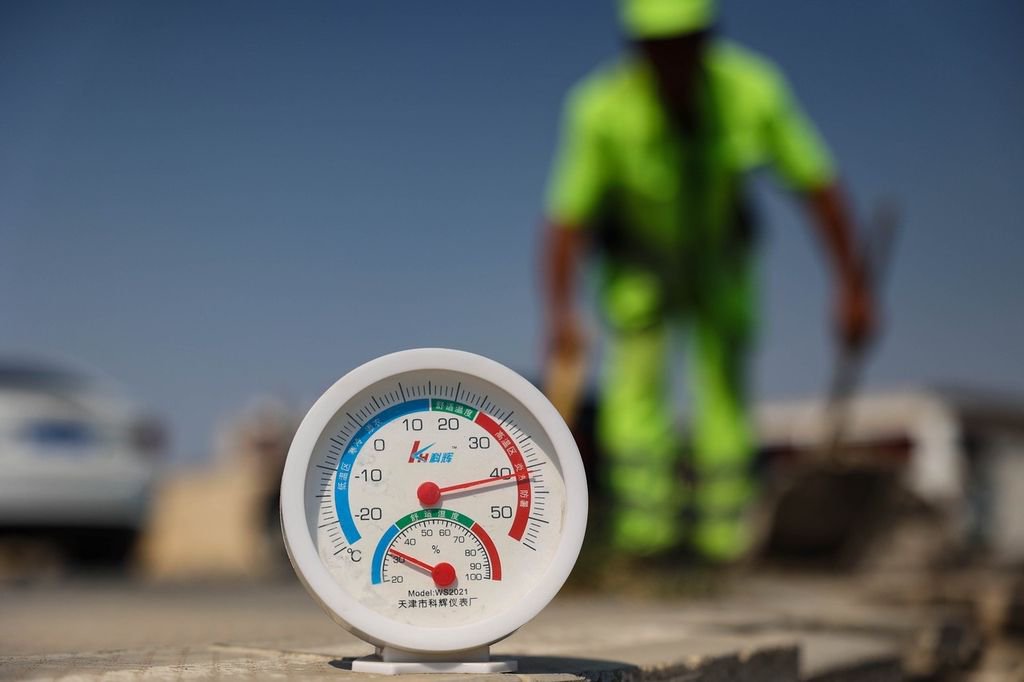 6月23日,河北雄安新区遭遇高温天气,温度计显示室外气温超过40摄氏度