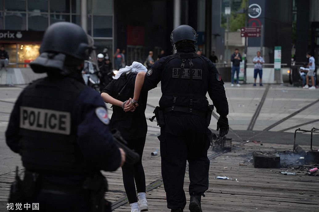 当地时间2023年6月29日,法国楠泰尔,反犯罪大队的警察逮捕了一名示威